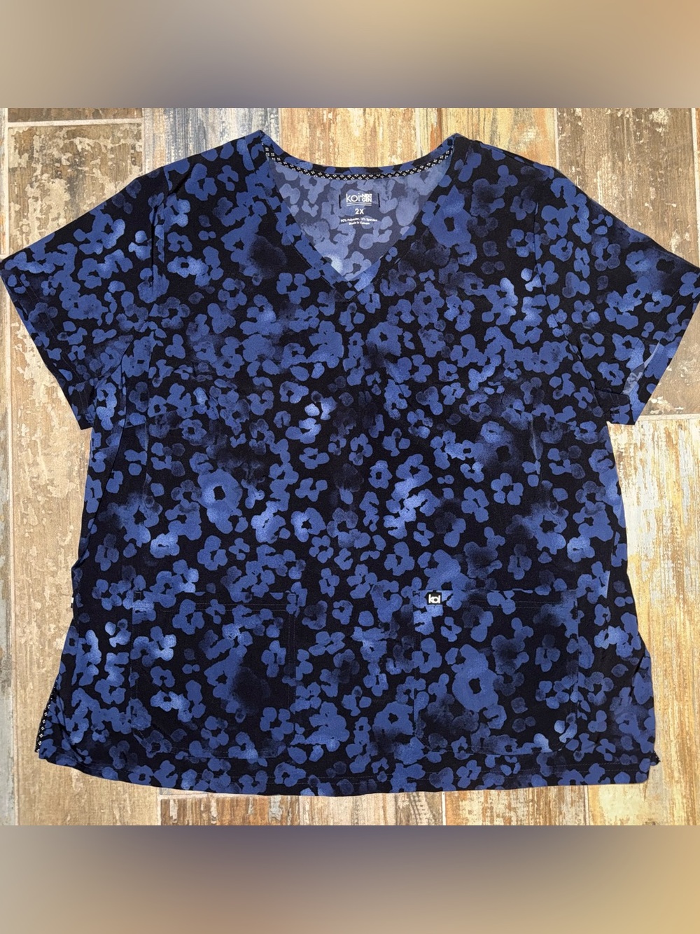 #0041 Women’s Koi V-neck Scrub Top - Navy Floral 2X